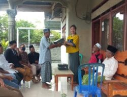 Berlomba dalam Kebaikan, Leli Pariani Lanjutkan Pembagian Sarung Ke Imam Masjid