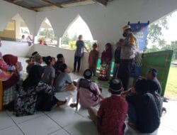 Polisi Pegiat Literasi di Bone, Ngabu Burit Bersama Warga Binaan Sambil Memberikan Kelas Edukasi