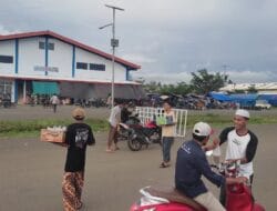 Literasi Pasifik Morotai Berbagi Takjil Jelang Berbuka Puasa