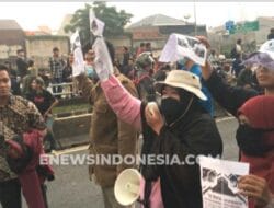 Emak-emak Ikut Terlibat Dalam Aksi Mahasiswa di Jakarta