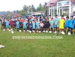 Kapten Bali United Latih Siswa SSB Sausu Raya