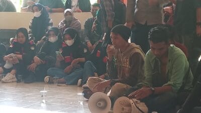 Irfan (Korlap) saat menyampaikan tuntutannya