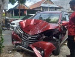 Sebuah Mobil Ringsek setelah Menabrak Pohon di Jalan Poros Majene – Mamuju