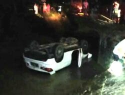 Sopir Mengantuk, Mobil Terjun ke Sungai di Kahu Bone