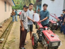 Pindah ke Komisi B DPR Provinsi, Andi Irwandi Natsir Bagikan Traktor di Bone