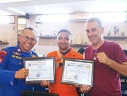 Basarnas Ternate Berikan Penghargaan Kepada WNA yang Terlibat Operasi SAR KM Cahaya Arafah