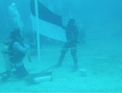 HUT RI ke- 77, Lanal dan Dispar Morotai Kibarkan Sang Merah Putih di Dasar Laut