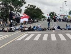 Tolak Kenaikan Tarif BBM, Demonstran di Morotai Berbaring di Jalan Raya