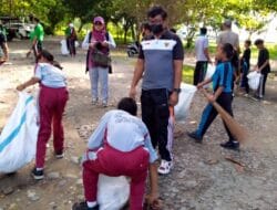 Guru dan Siswa SD Inpres 1 Tolai Bersih – bersih di Pantai Goda Torue