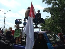 Aliansi Makassar Bersatu Unjuk Rasa, DPRD Sulsel Tutup Gerbang