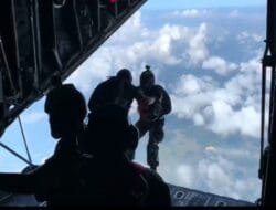 Ungkapan Gembira Para Penerjun Payung dari Prajurit TNI Bisa Terjun di Kota Bone