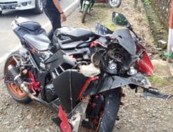 Lakalantas di Lapri, Kawasaki Ninja Tabrak Mobil dari Belakang
