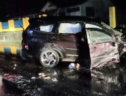 Diduga Sopir Mengantuk, Mobil Seruduk Tiang Listrik di Lapri