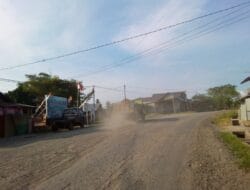 Warga Keluhkan Pengerjaan Jalan Poros Menuju RSUD Ir. Soekarno Tak Dirampungkan