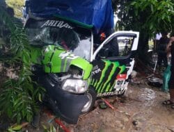 Laka Tunggal Mobil Tabrak Pohon di Lapri, Sopir Terjepit di Mobil