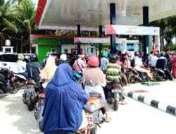 Antrean Mengular Hingga ke Jalan Raya di SPBU Sri Dewi Jaya Morotai