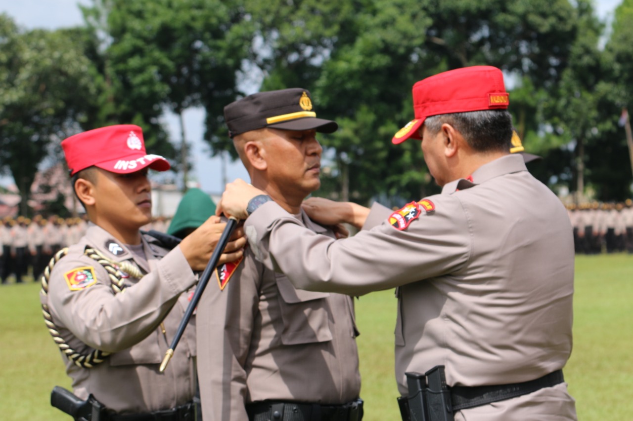Foto: Kalemdiklat Polri Komjen Rycko menyemengatkan pangkat ke salah satu anggota Polri (Ist)
