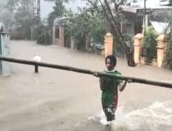 Akibat Banjir, Warga di Makassar Mengungsi ke Masjid