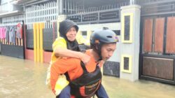 Banjir Capai Satu Meter, Personel BPBD Evakuasi Korban di Makassar