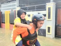 Banjir Capai Satu Meter, Personel BPBD Evakuasi Korban di Makassar