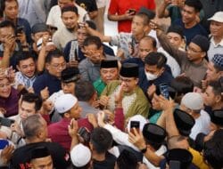 Jamaah Antusias Menyambut Kedatangan Anies Baswedan di Masjid Al-Markaz Makassar