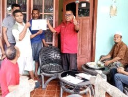 Momen Penyerahan Sertifikat Bimtek Kecakapan Nelayan di Desa Nangahale