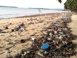 Wisata Pantai Armydoc di Morotai Dipenuhi Sampah