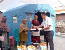 LazisMu IKIP Muhammadiyah Maumere Salurkan Bantuan ke Korban Kebakaran