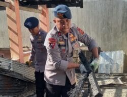 Personil Brimob Bone Bersihkan Puing Sisa Kebakaran di Kelurahan Masumpu