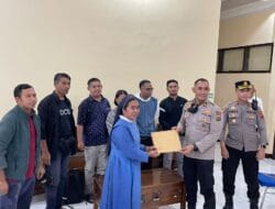 Pastor Chrisanctus Paschalis Saturnus Dilaporkan Pencemaran Nama Baik, Kelompok Masyarakat di Sikka Gelar Aksi