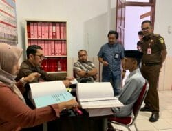 JPU Kejari Bone Terima Penyerahan Tersangka Tipikor Kades Matajang