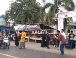 Kades Sausu Trans Bagikan Takjil Ramadan ke Pengendara