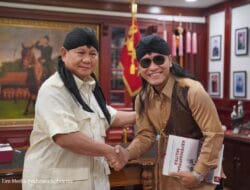 Gus Miftah Bertemu Prabowo, Hadiahkan ‘Blankon Jendral Sudirman’