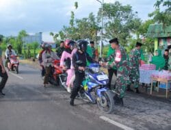 Personel Koramil 1407-13/Sibulue Berbagi Takjil ke Pengendara