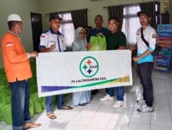 PT KDC Berbagi Sembako ke Warga Sekitar Tambang