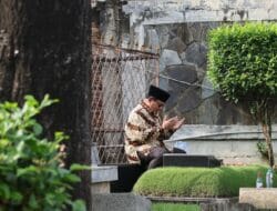 Prabowo Ziarah ke Makam Ayahnya di Bivak