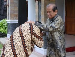 Hormat dan Cium Tangan, Prabowo Silaturahmi ke Seniornya