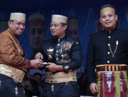 Momen HJW, AIA dan Gubernur Sulsel Dianugerahi Penghargaan