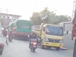Truk Pengangkut Kebutuhan Toko Disorot Netizen: Kawasan Industri Bone Hanya Dongeng
