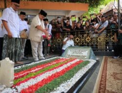 Prabowo Ziarah ke Makam Gus Dur dan dikalungi Sorban Putih oleh Pengasuh Ponpes Tebuireng
