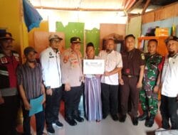 Kades Patangkai Berikan Bantuan ke Warga Tertimpa Pohon Tumbang