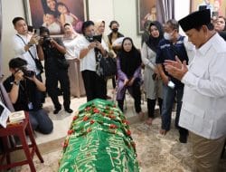 Prabowo Takziah ke Rumah Duka Desmond J Mahesa