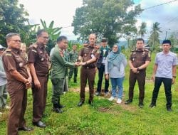 Sambut HBA ke-63, Kejari Bone Tanam 600 Bibit Buah-buahan