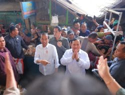 Prabowo Dampingi Jokowi Bagikan BLT di Bululawang, Malang