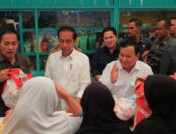 Momen Kode Telunjuk di Bibir Prabowo dan Saling Lempar Senyum ke Jokowi di Tengah Masyarakat Malang