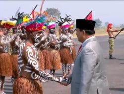 Momen Irwan Bahtiar Diberi Jam Tangan Milik Prabowo