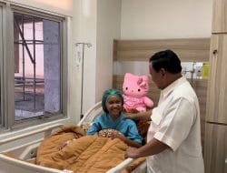 Prabowo Menjenguk Sang Gadis Penyelamat Kucing