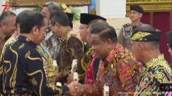 Bupati Bone saat menerima penghargaan dari Presiden Joko Widodo