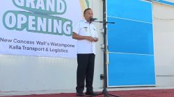 Wakil Bupati Bone Ambo Dalle saat menyampaikan sambutannya di Grand Opening New Concess Wall’s Watampone