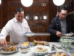 Santap Makan Malam bareng Rindwan Kamil, Prabowo diberikan Oleh-oleh Cilok Bandung